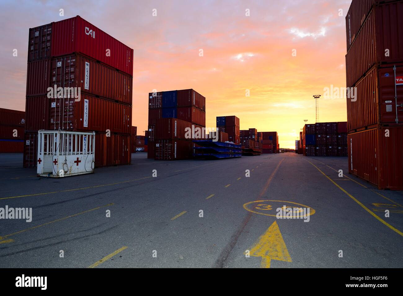 Contenitori impilati sul terminale, sera, porto, Anversa, Belgio Foto Stock