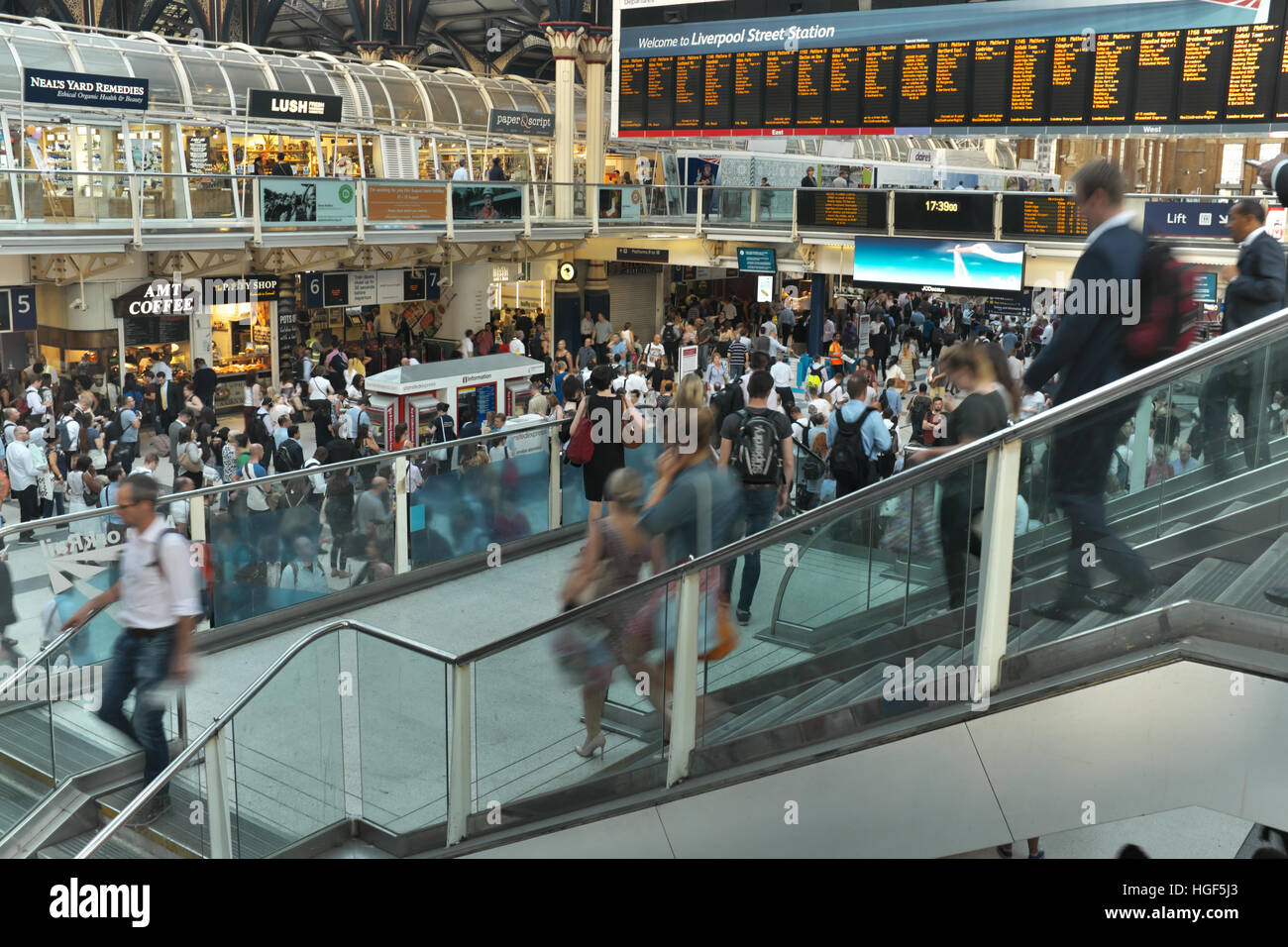 Occupato Liverpool Station a Londra durante la serata di commutare in agosto 2016. Foto Stock