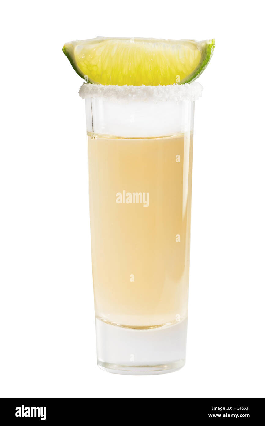 Colpo di tequila con una fetta di limone isolato n. Sfondo bianco Foto Stock