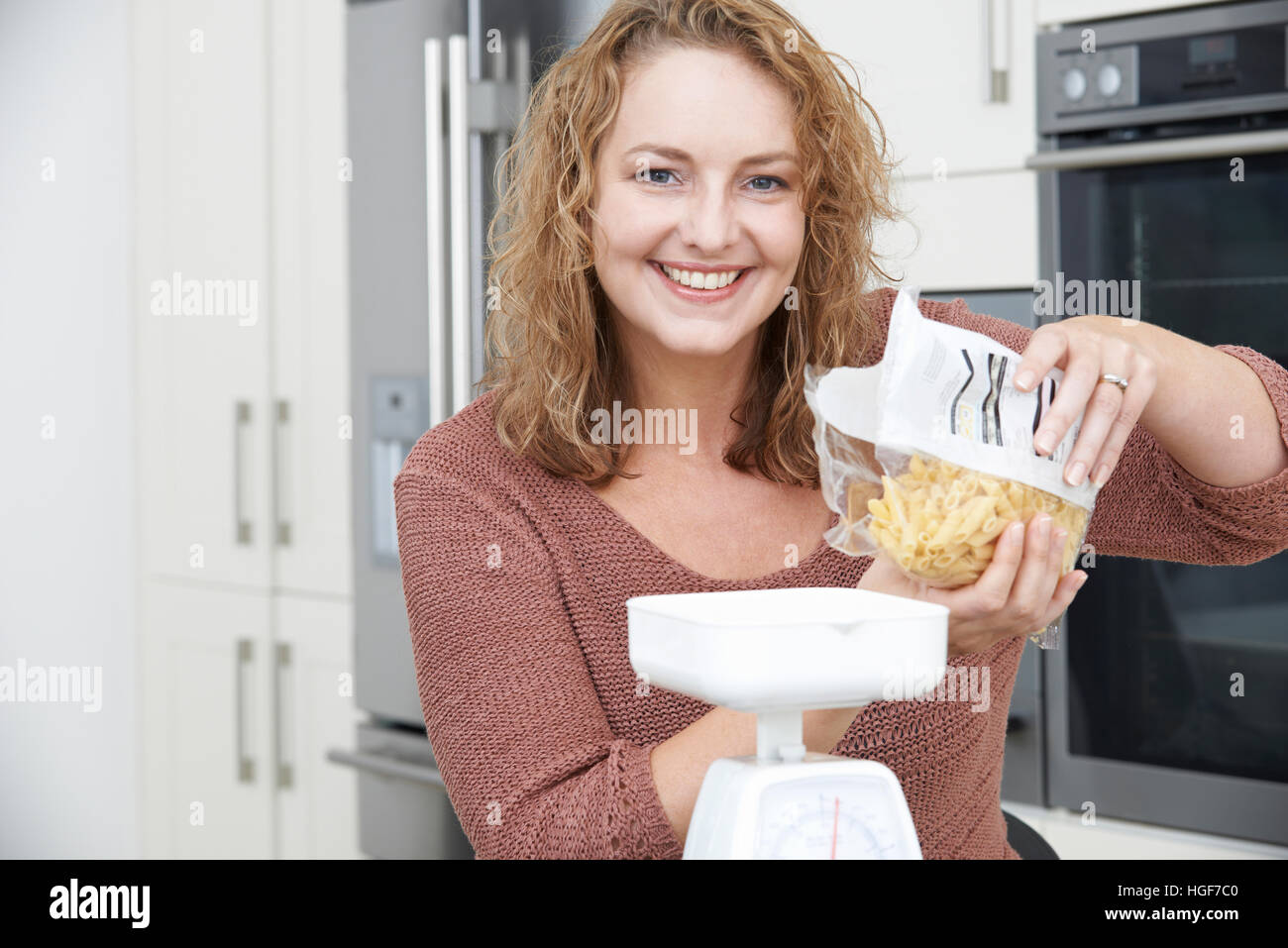 Taglie donna sulla dieta di peso la pasta per il pranzo Foto Stock