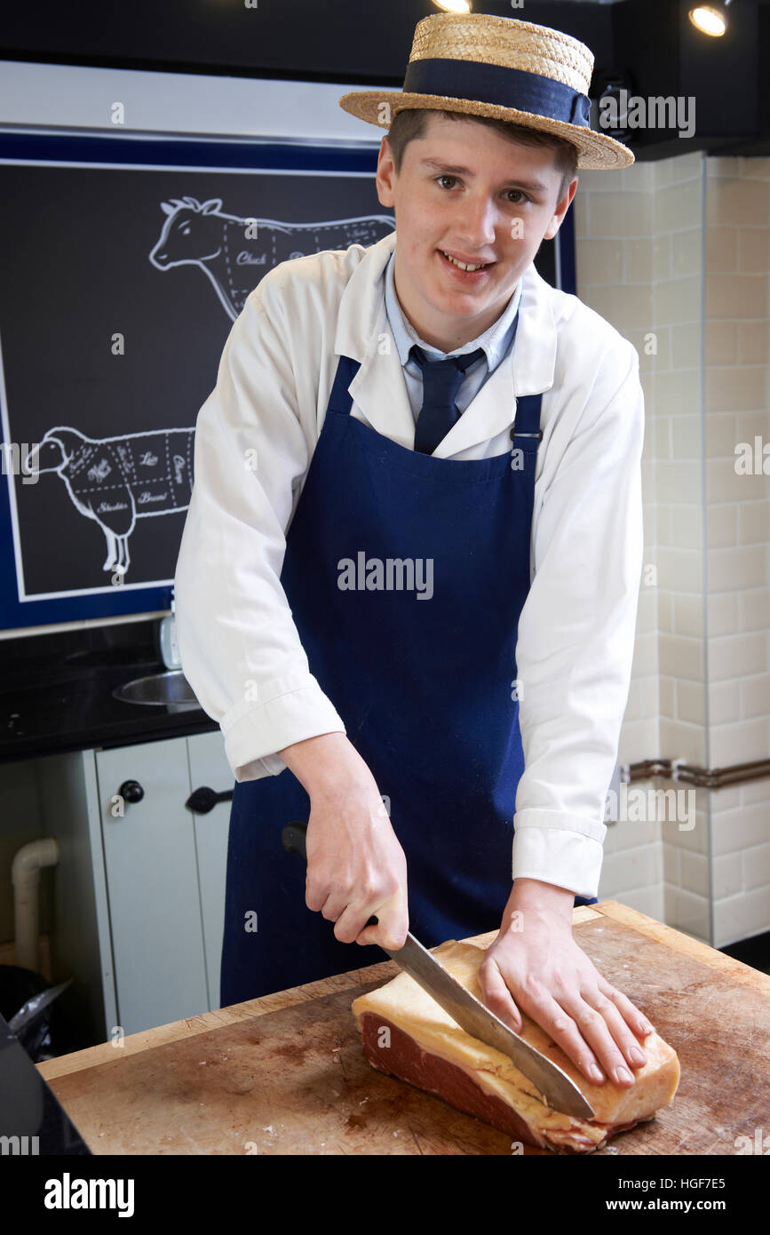 Partecipante Butcher Preparazione Bistecca di controfiletto Foto Stock