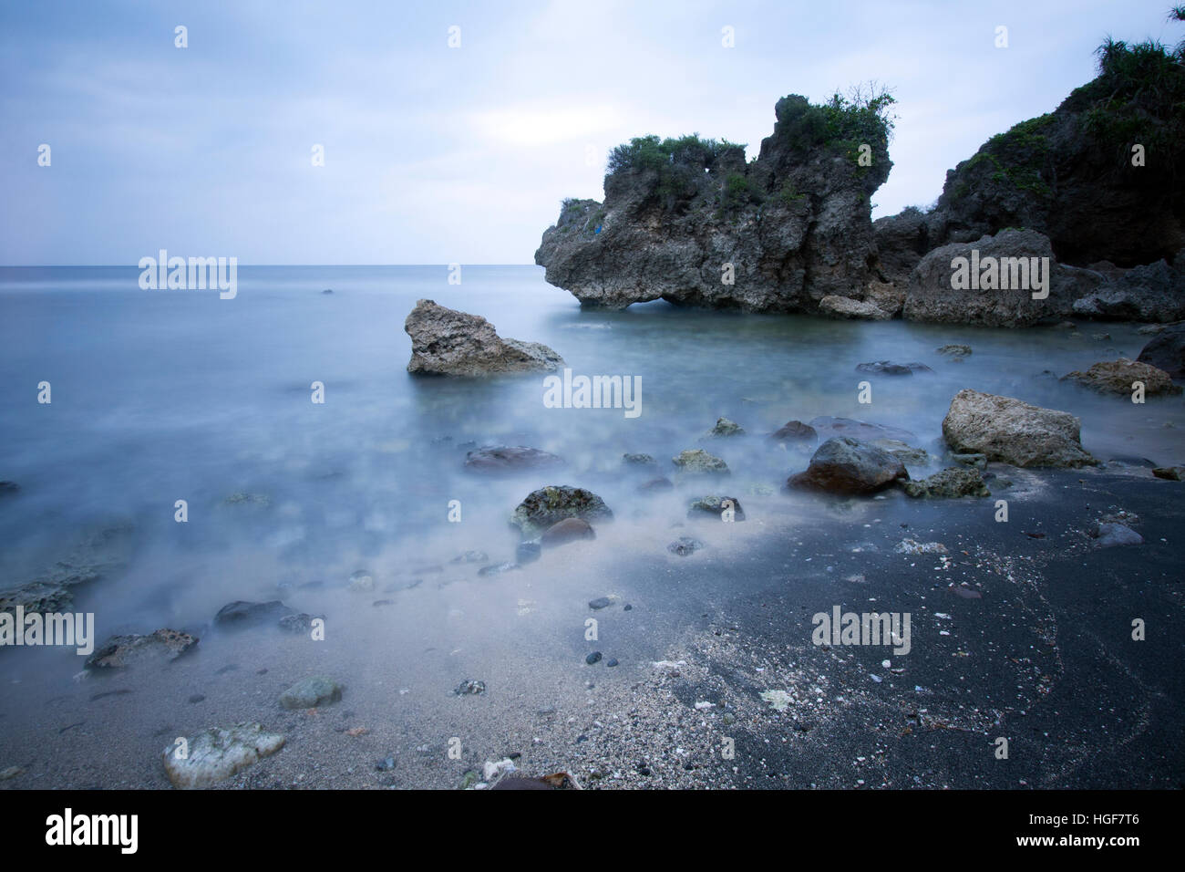 spiaggia rocciosa Foto Stock