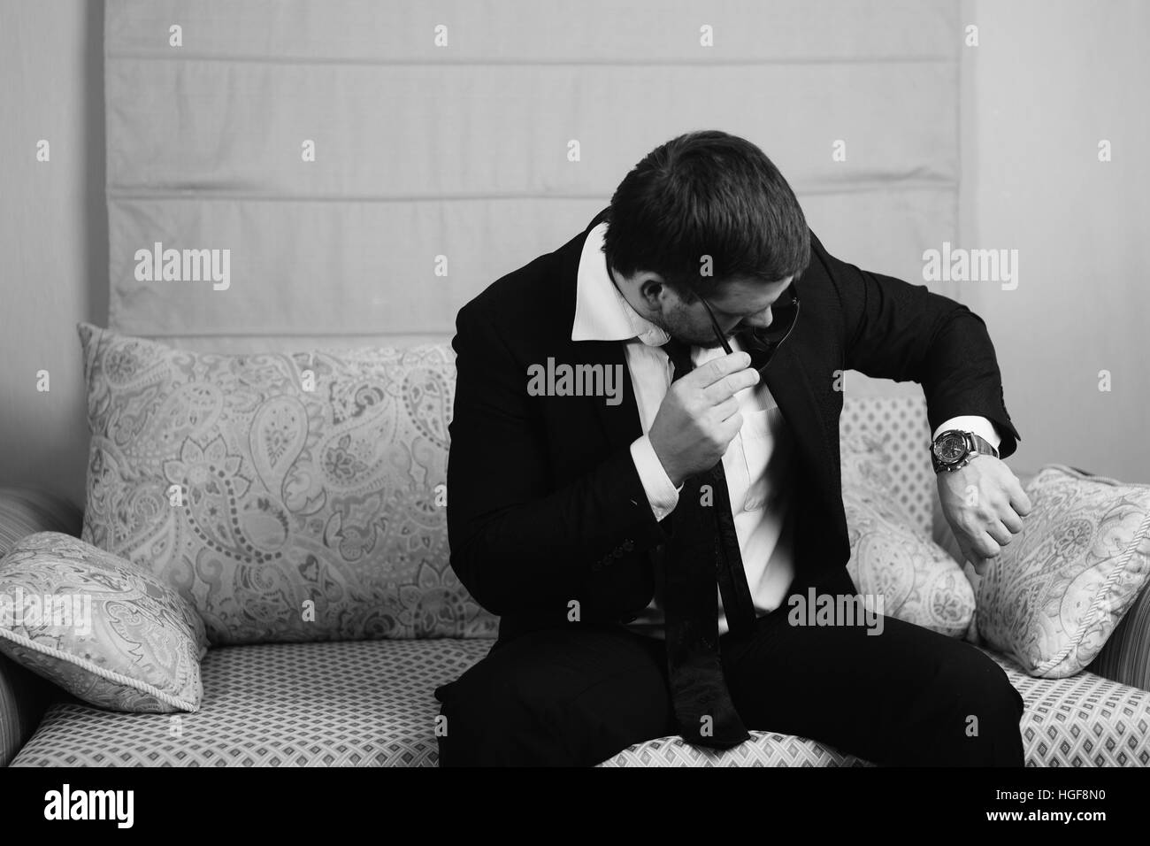 Imprenditore guardando il suo orologio da polso Foto Stock