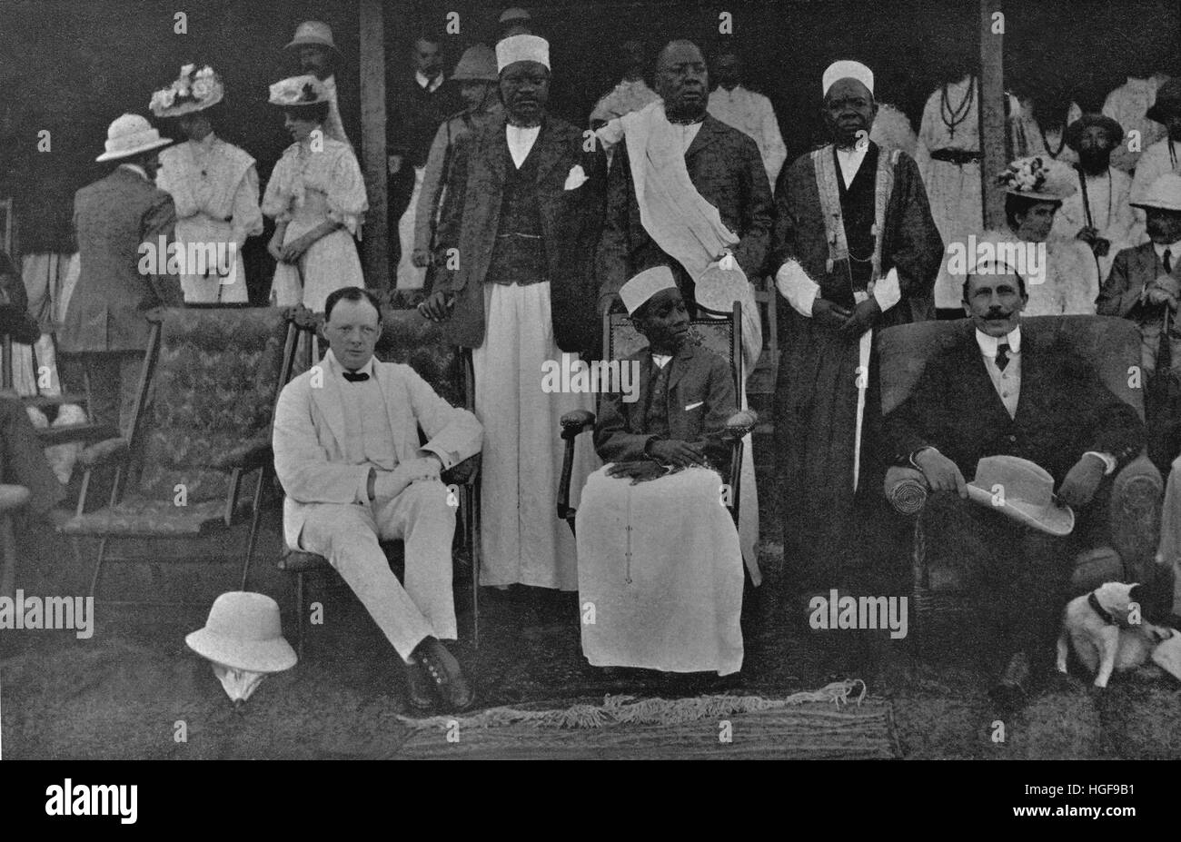 1907. Winston Churchill con re Daudi Cwa11 del Buganda a Kampala, protettorato britannico di Uganda Foto Stock