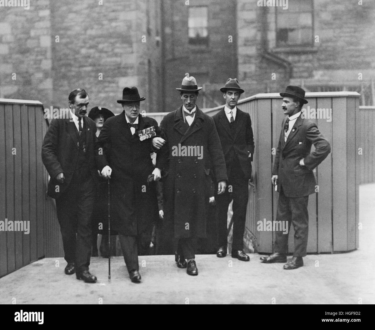 Churchill dopo appendicectomia è aiutato dal suo detective W. H. Thompson alla vigilia della riunione di polling nella sua circoscrizione di Dundee.11 Novembre 1922 Foto Stock