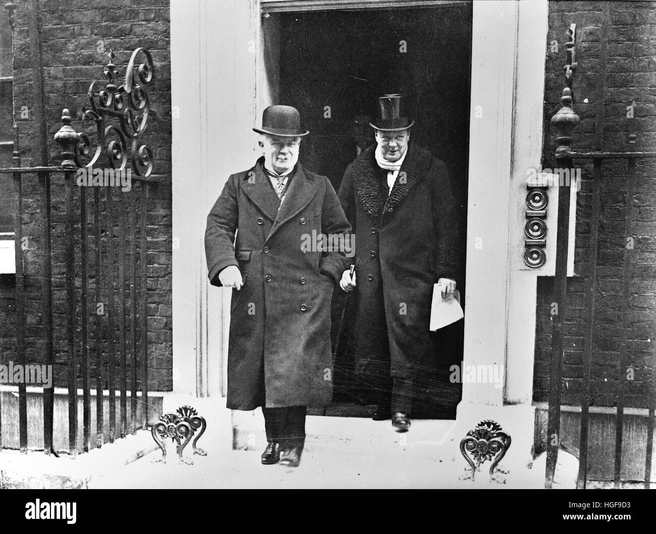 Lloyd George e Winston Churchill lasciando 10 Downing Street. 1922. Foto Stock