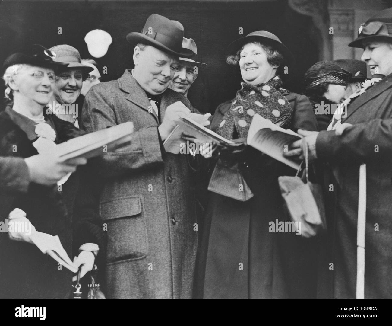 Winston Churchill firma autografi in apertura del congresso del partito conservatore a Scarborough.7 Ottobre 1937 Foto Stock