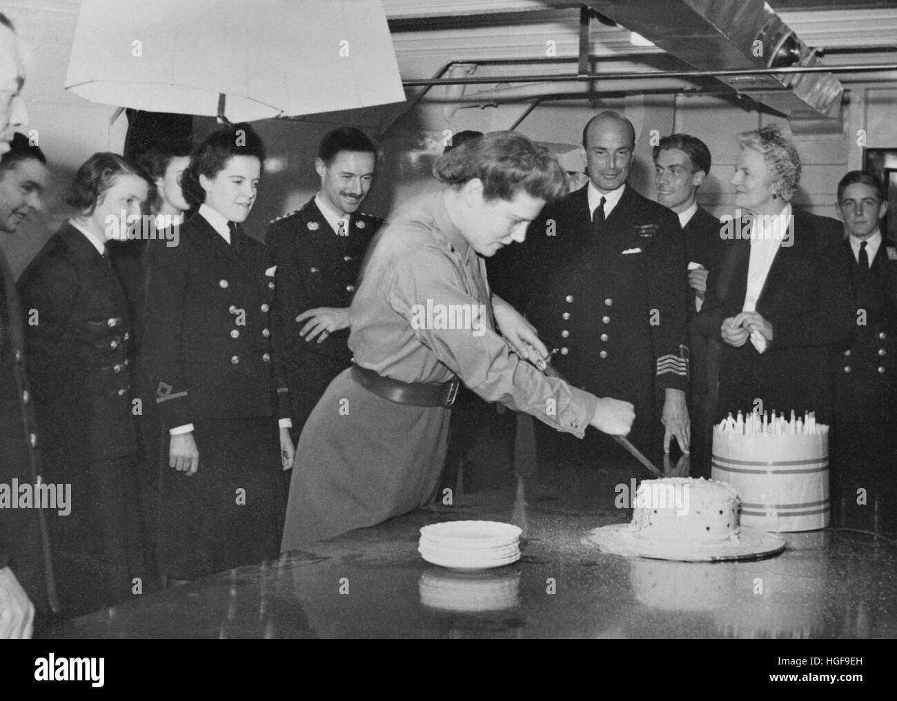 Mary, figlia di Winston Churchill, taglia la torta festeggiando il suo ventunesimo compleanno. Sua madre, Clementina, in piedi alla sua sinistra. HMS RENOWN. 15 settembre 1943 Foto Stock