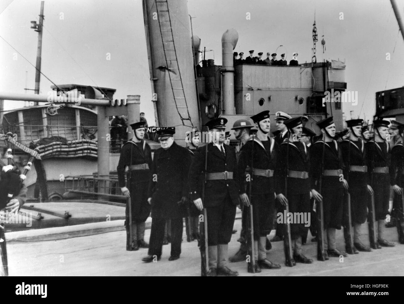 Churchill recensioni i marinai a bordo di una Royal Navy warship 1943 Foto Stock