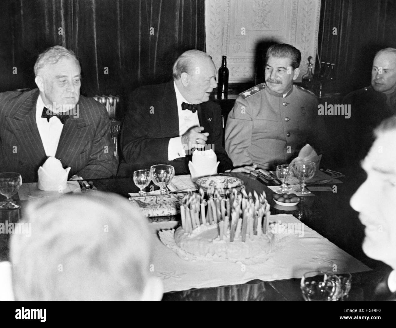 Conferenza Teheran. Churchill celebra il suo 69° compleanno con il presidente Franklin D Roosevelt e Marshall J Stalin. Conferenza Teheran 30 novembre 1943 Foto Stock