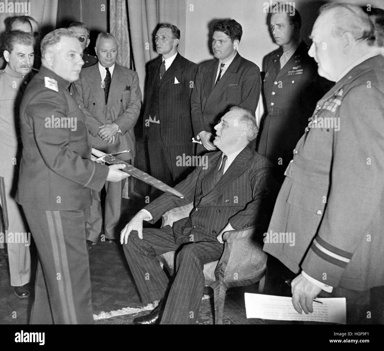 Il presidente Roosevelt viene presentato con la Spada di Stalingrado alla Conferenza di Teheran. Churchill e Stalin guardano sopra. 29 novembre 43 Foto Stock