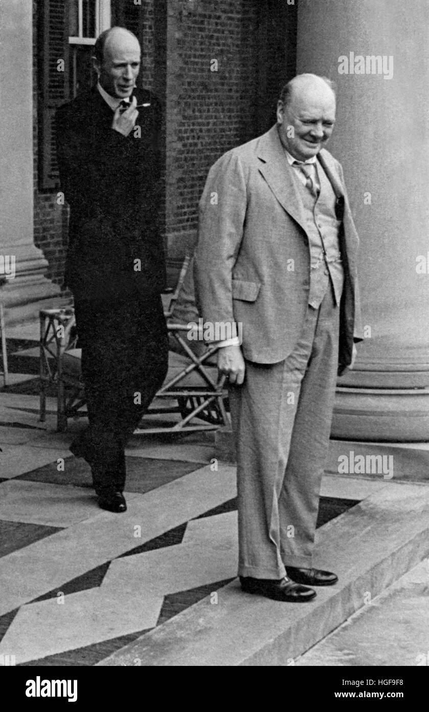 Winston Churchill sui passi dell'Ambasciata britannica, Washington .1943 Foto Stock