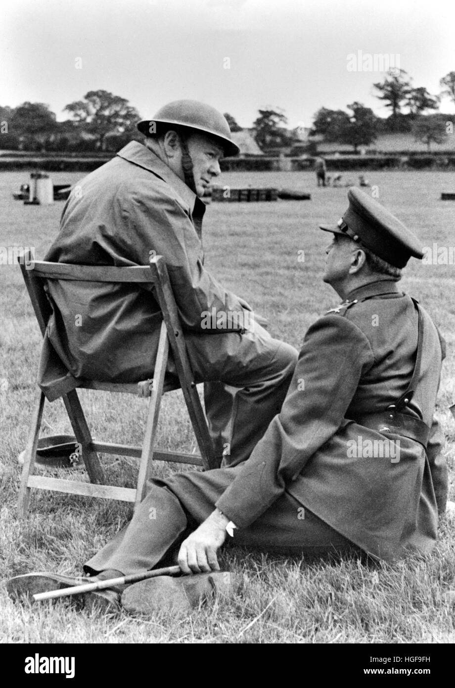 Winston Churchill visita una batteria antiaerea in Kent.Talking con Generale Sir Frederick pile (comando GOC Anti-Aircraft) giugno 1944 Foto Stock