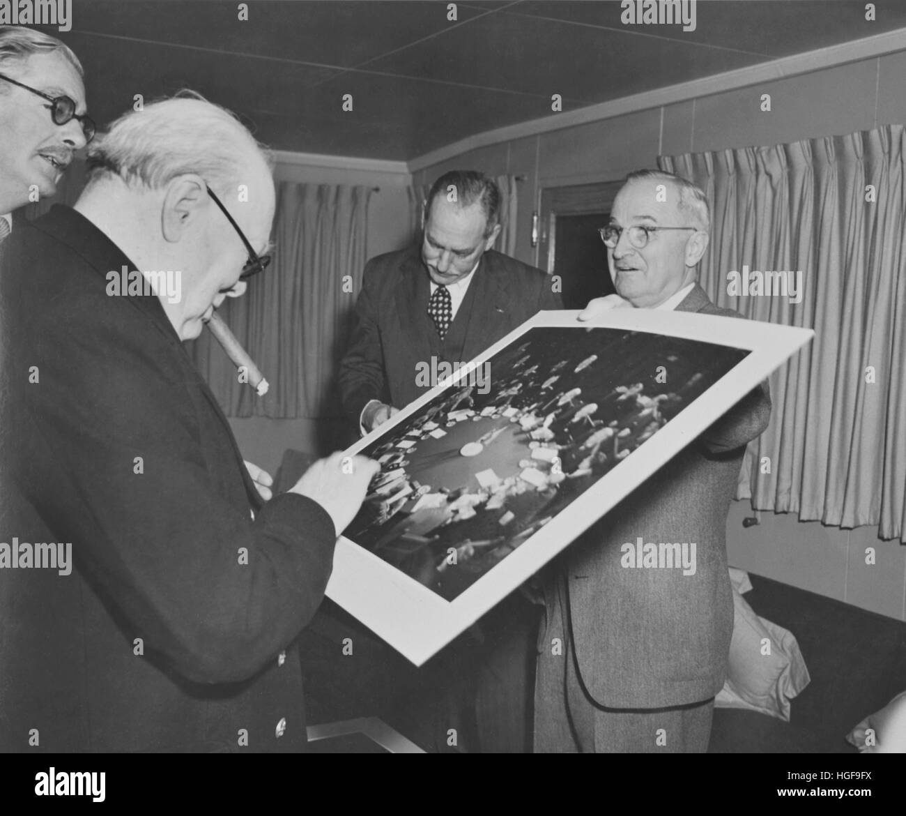 Il Presidente Truman presentando il primo ministro inglese Winston Churchill con una fotografia scattata alla Conferenza di Potsdam 1945 Foto Stock
