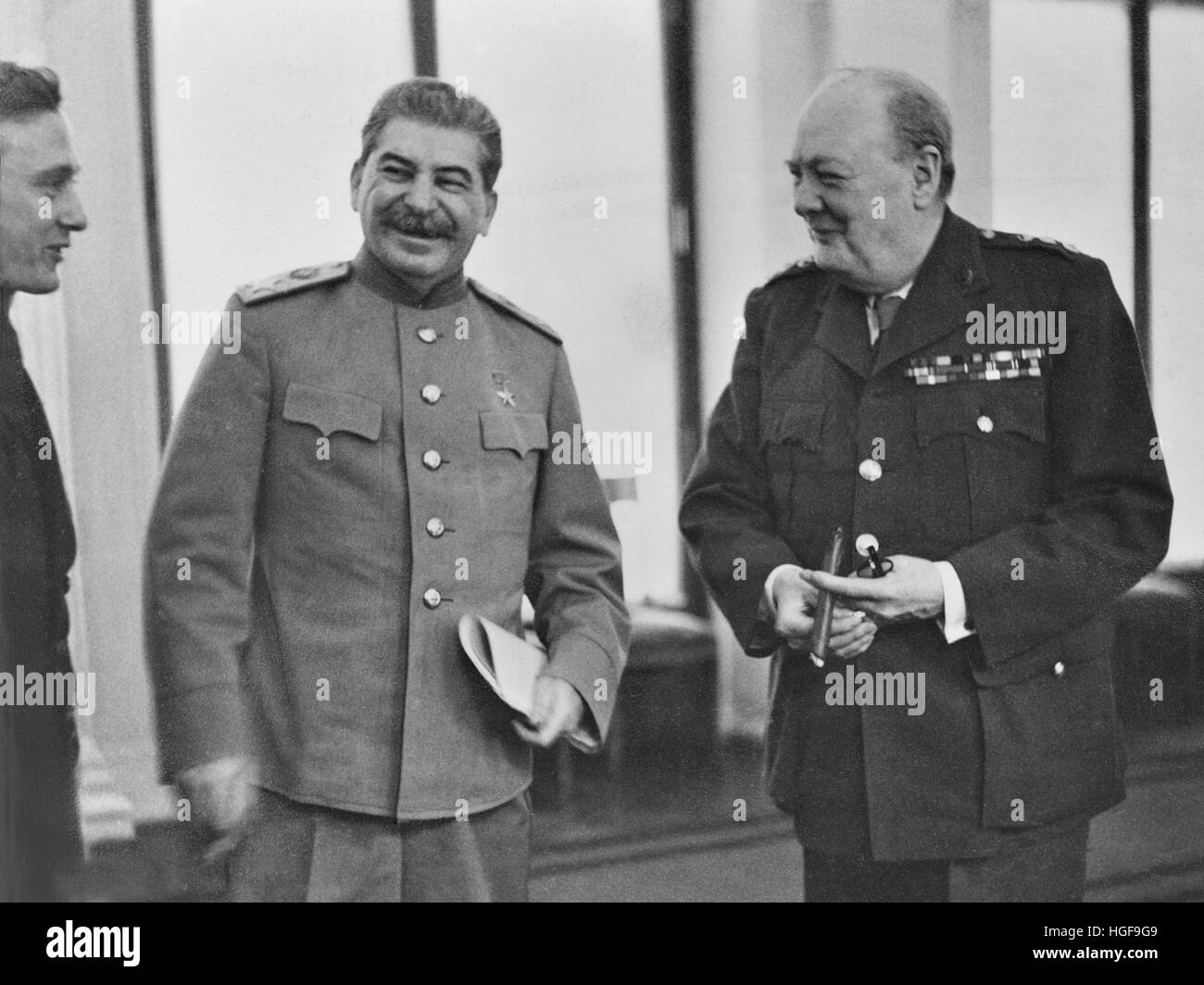 Il primo Ministro Winston Churchill e Josef Stalin alla Conferenza di Yalta, Crimea, URSS. Febbraio 1945 Foto Stock