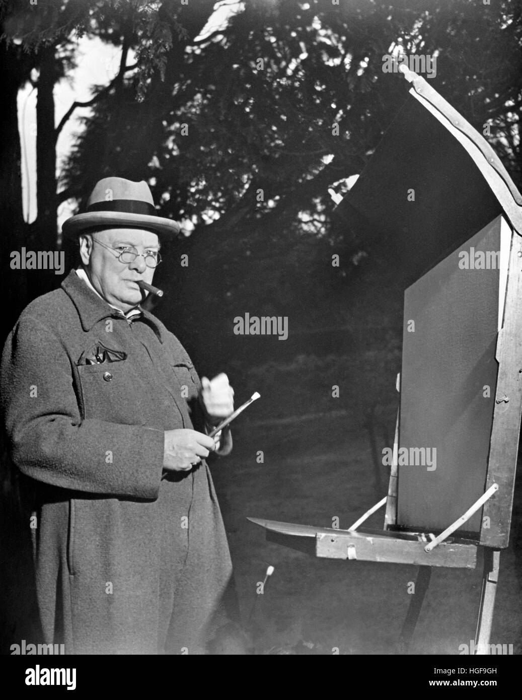 Winston Churchill lavora su un dipinto con spazzole, cavalletto e attrezzature di pittura. Chartwell 1946 Foto Stock