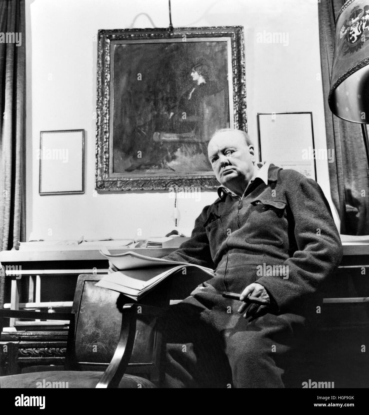 Winston Churchill nel suo ufficio sotto un ritratto di sua moglie Clementine. Chartwell. 1947 Foto Stock