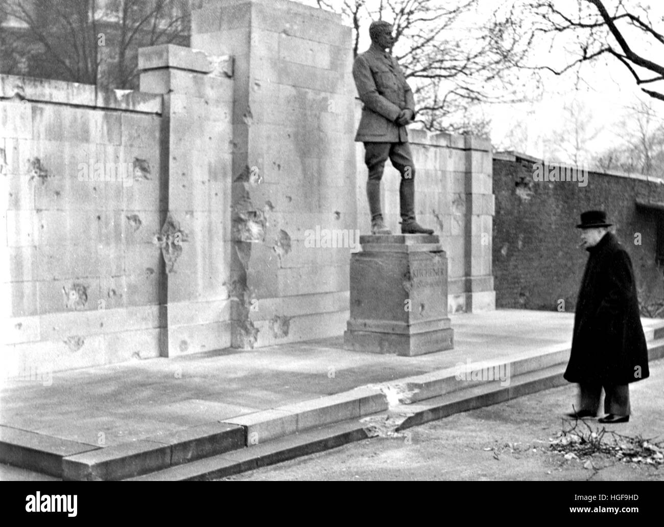 Churchill di fronte alla statua di Lord Kitchener in Horse Guards Parade, Londra W.1.1954 Foto Stock