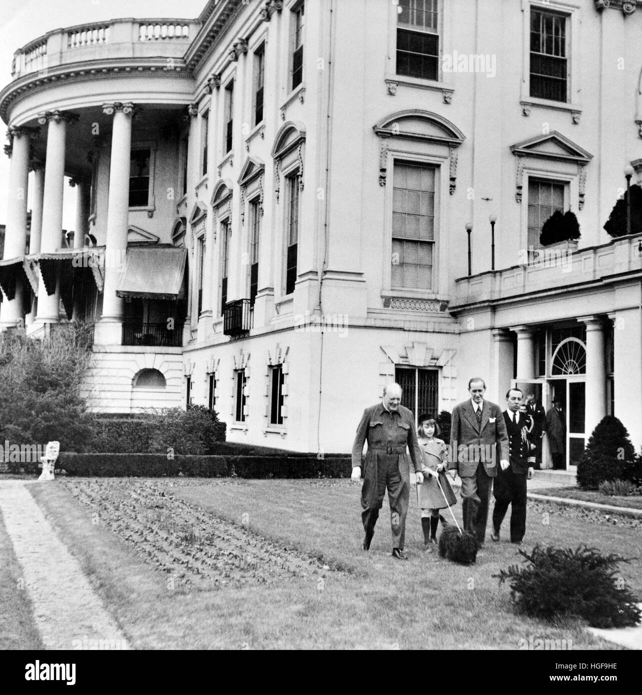 Winston Churchill, con Harry Hopkins, emissario personale del presidente Roosevelt e comandante Thompson, Churchill ADC, fuori dalla Casa Bianca, 1942 Foto Stock