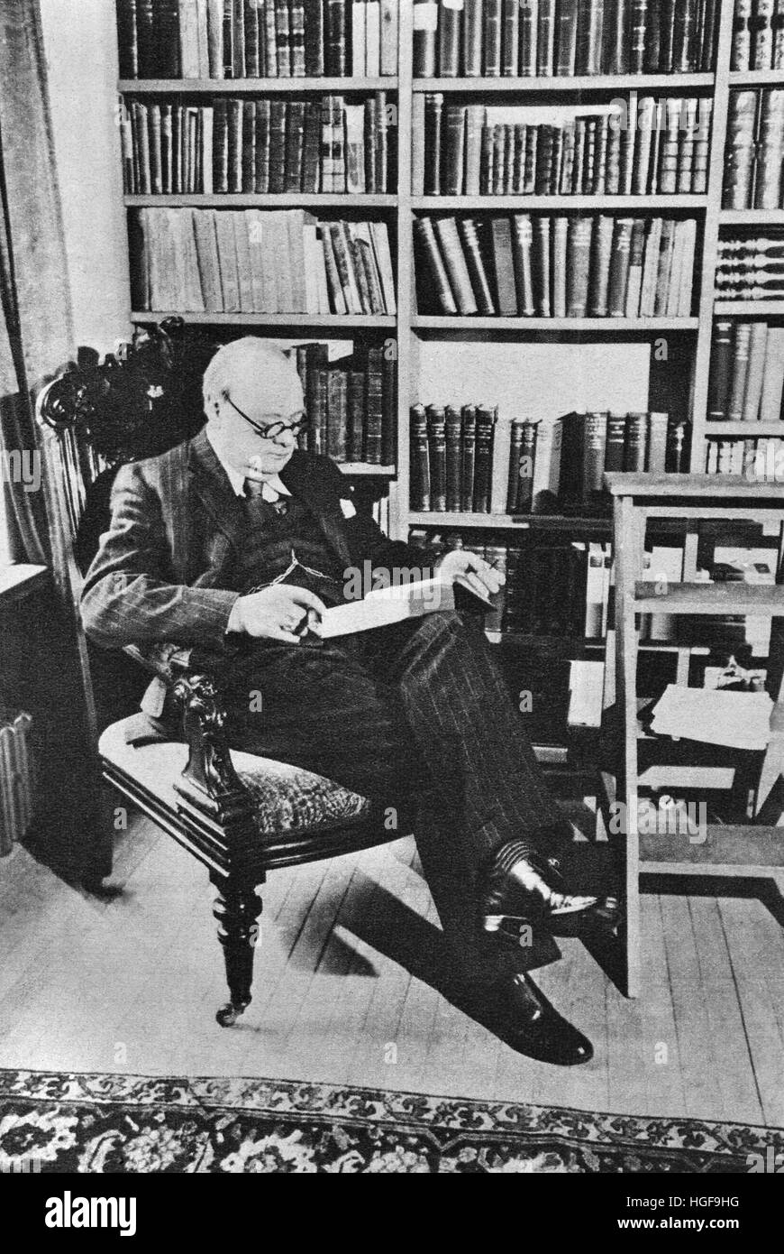 Winston Churchill studia carte nella biblioteca di Chartwell, Kent.1947 Foto Stock