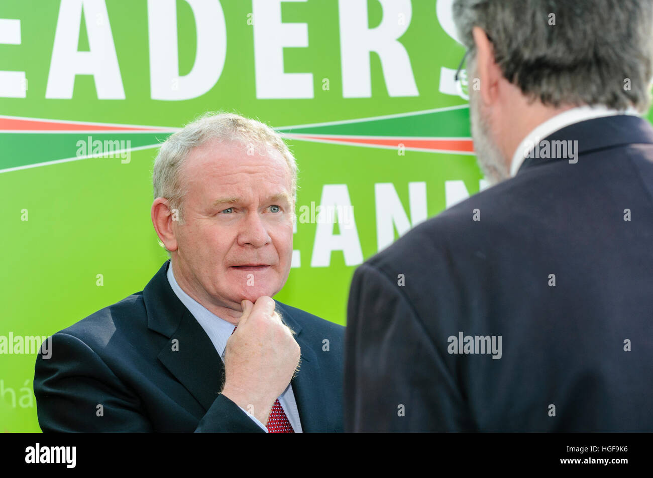 Martin McGuinness parla di Gerry Adams. Foto Stock