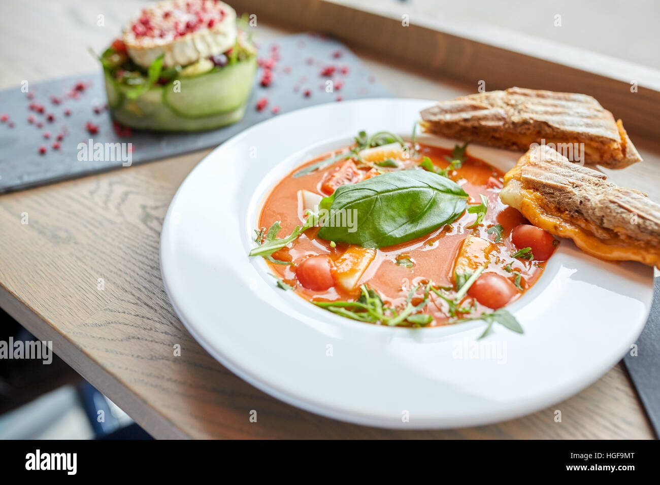 Piatto di deliziosa zuppa gazpacho al ristorante Foto Stock