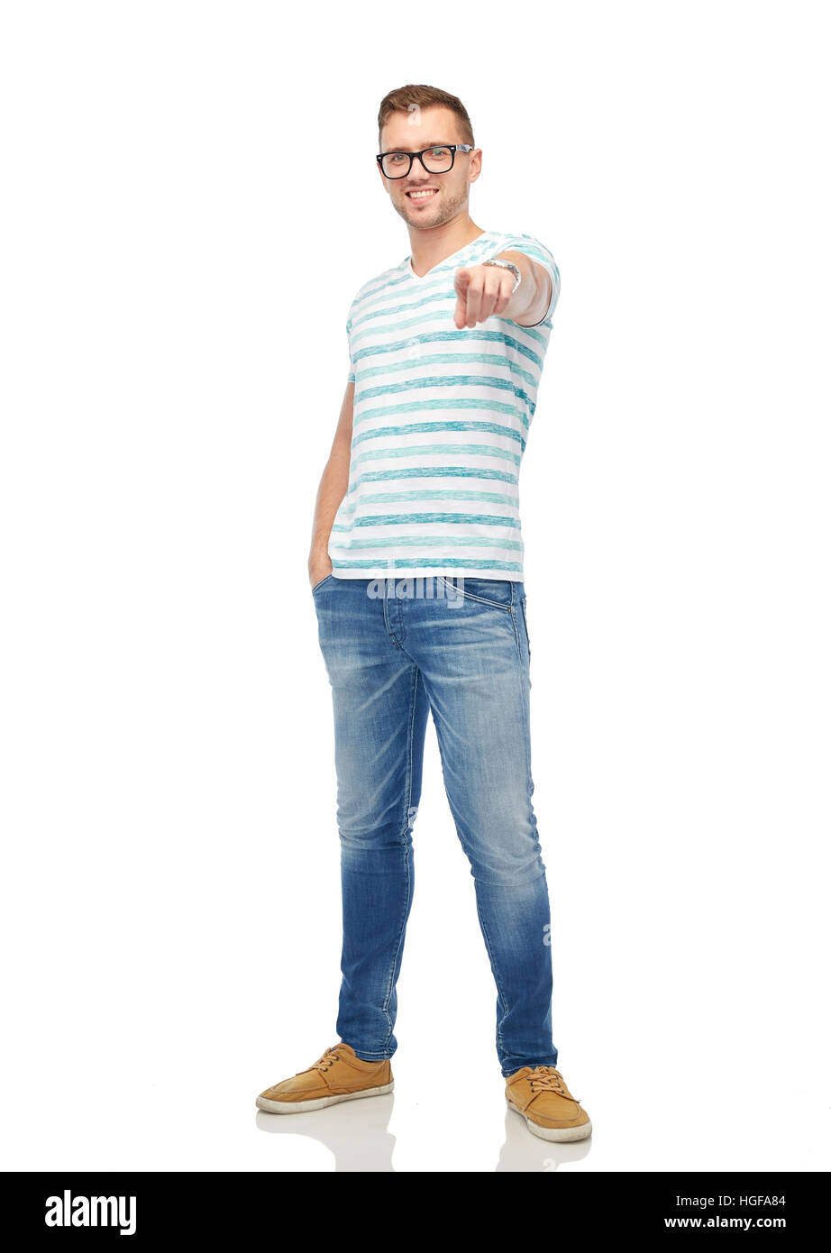 Uomo sorridente in occhiali puntare il dito a voi Foto Stock