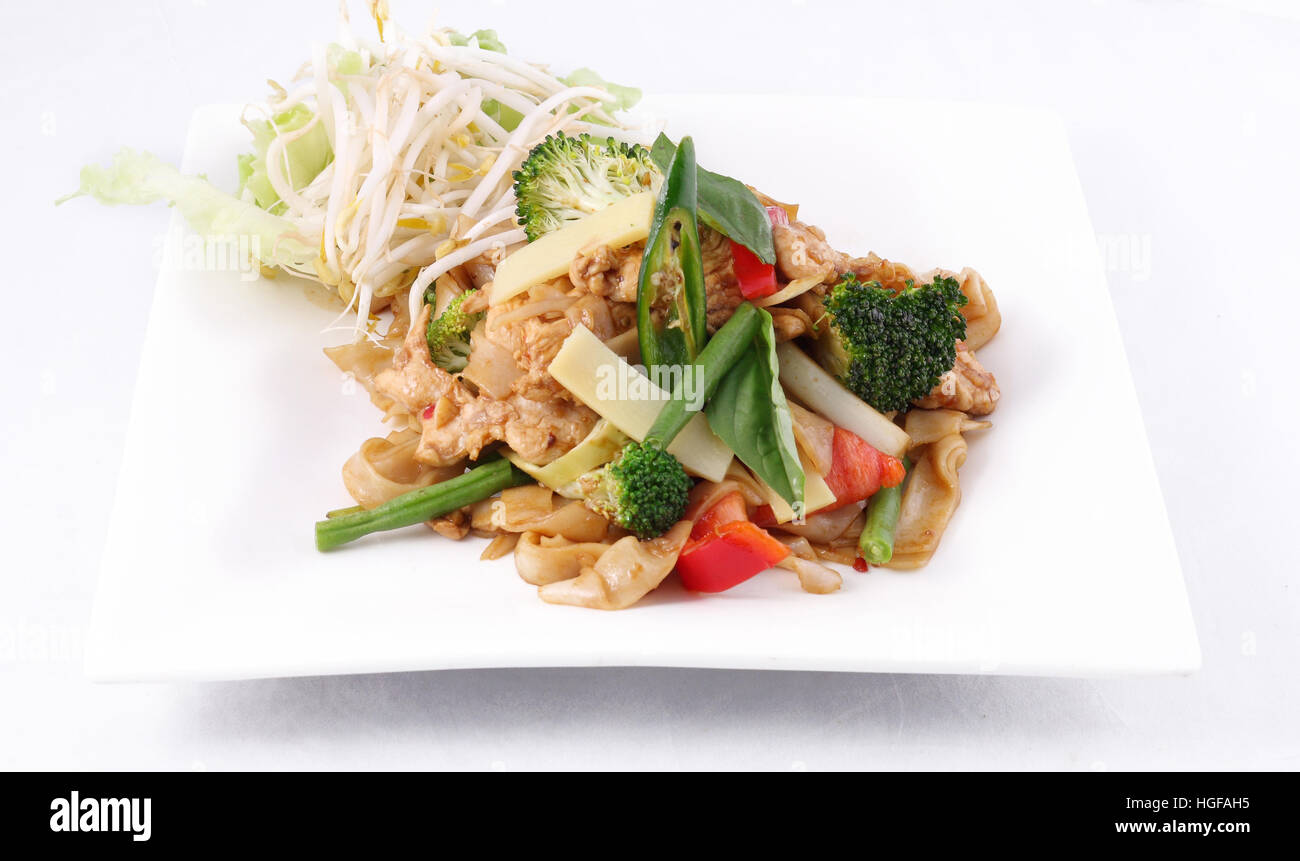 Sugo al basilico con piatto di riso tailandese di tagliatella alimenti Foto Stock