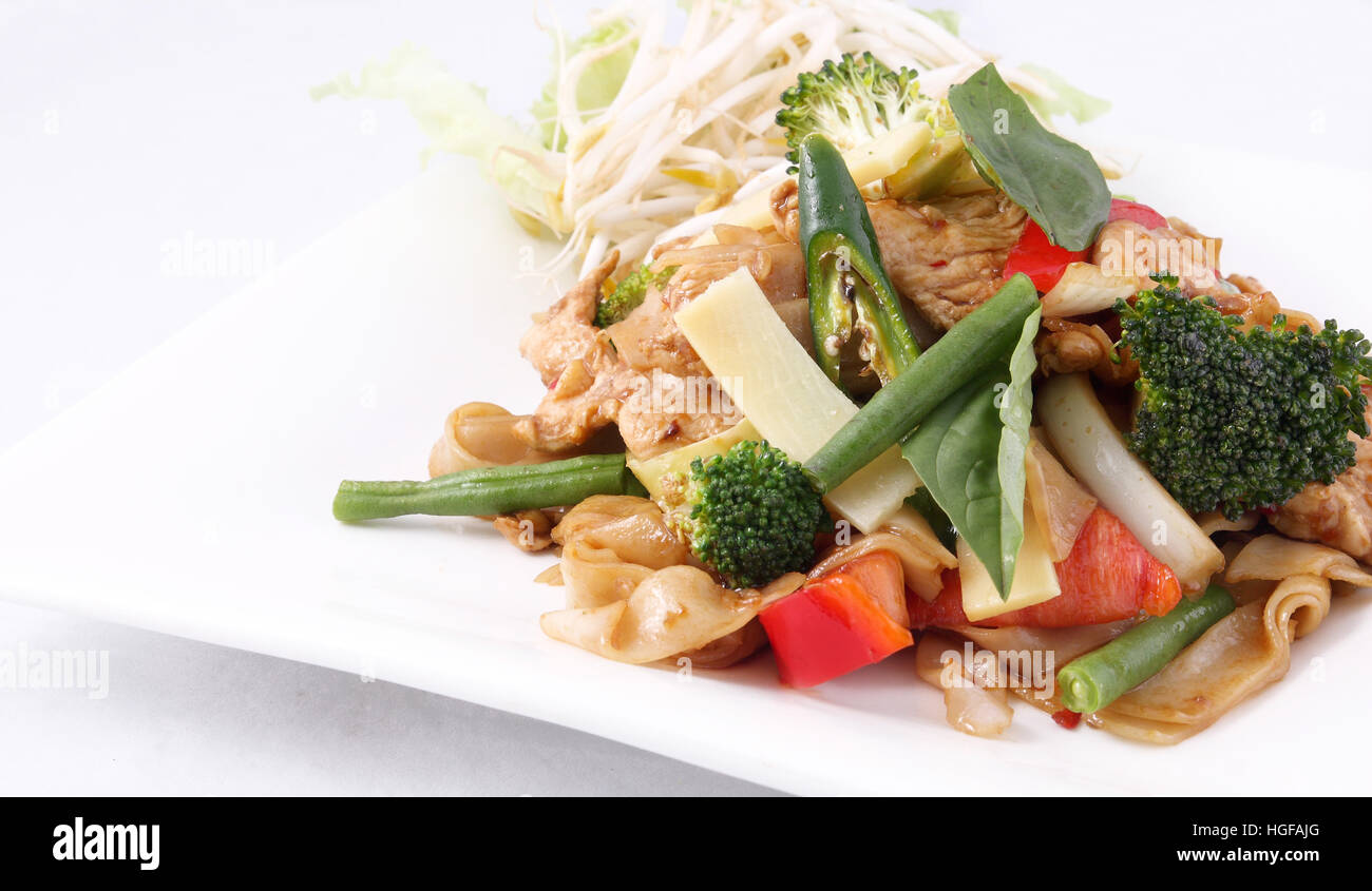 Sugo al basilico con piatto di riso tailandese di tagliatella alimenti Foto Stock