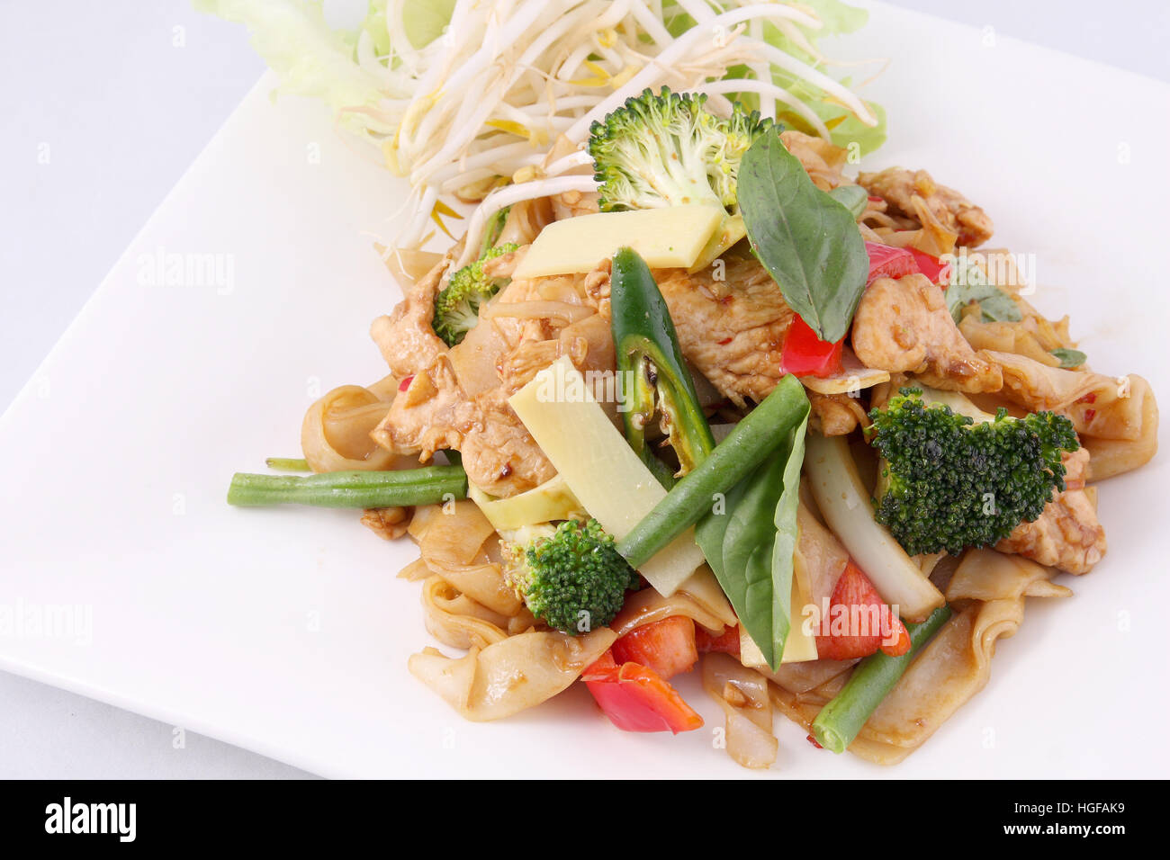 Sugo al basilico con piatto di riso tailandese di tagliatella alimenti Foto Stock