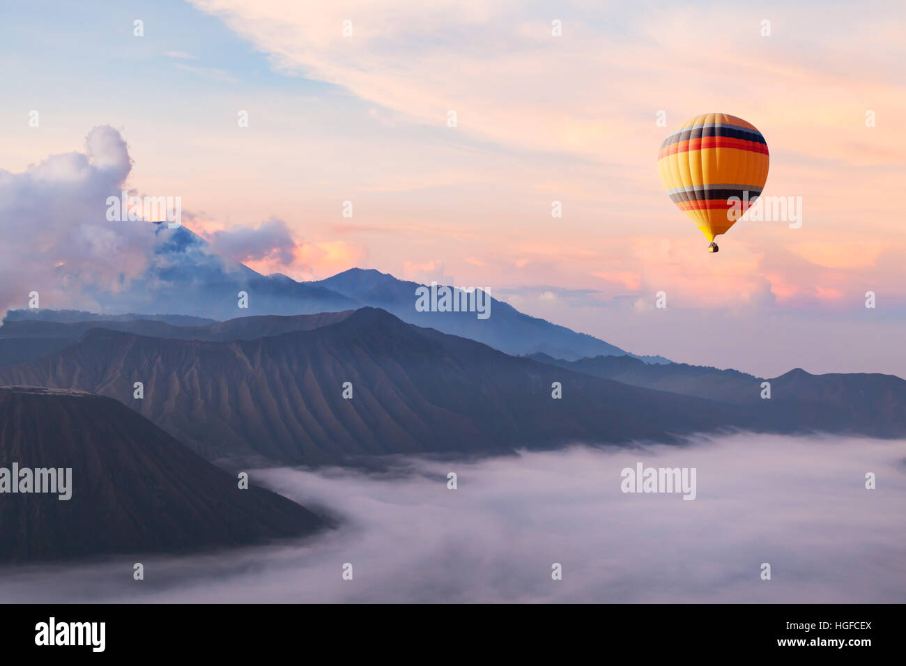 Bellissimo paesaggio di ispirazione con la mongolfiera volare nel cielo, meta di viaggio Foto Stock