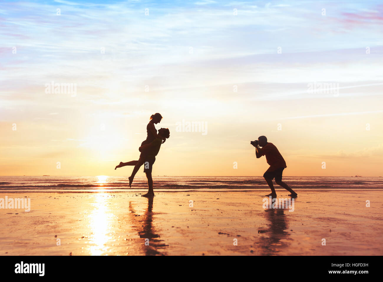 Fotografo lavorando con coppia sulla spiaggia, professional Wedding photography Foto Stock