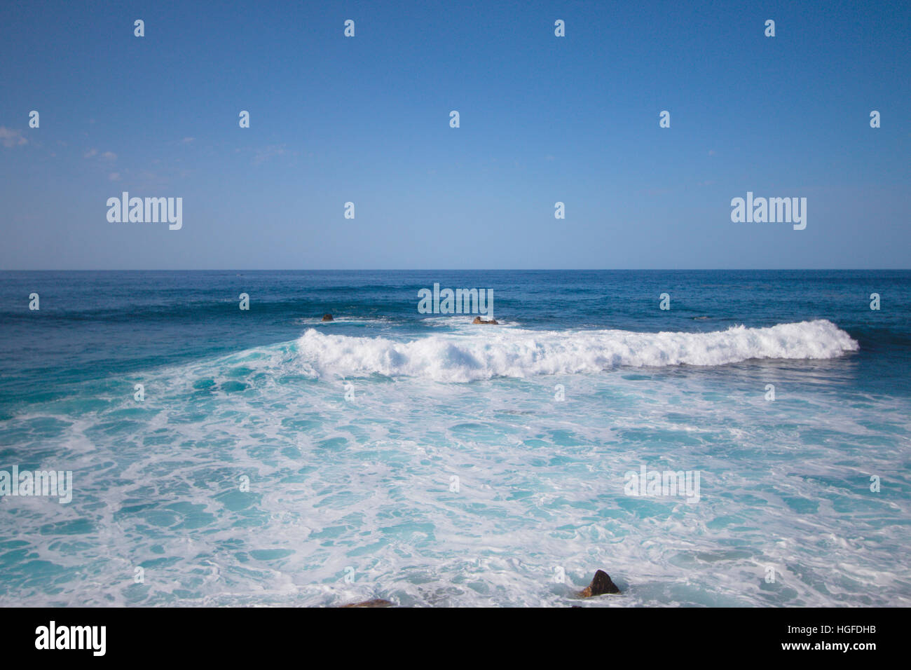 Schiuma bianca e mare blu Foto Stock