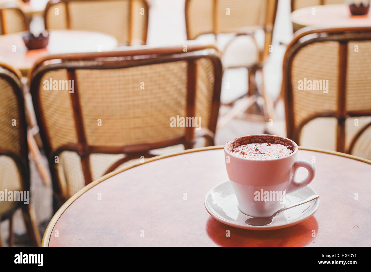 Tazza di cioccolata calda in cafe Foto Stock