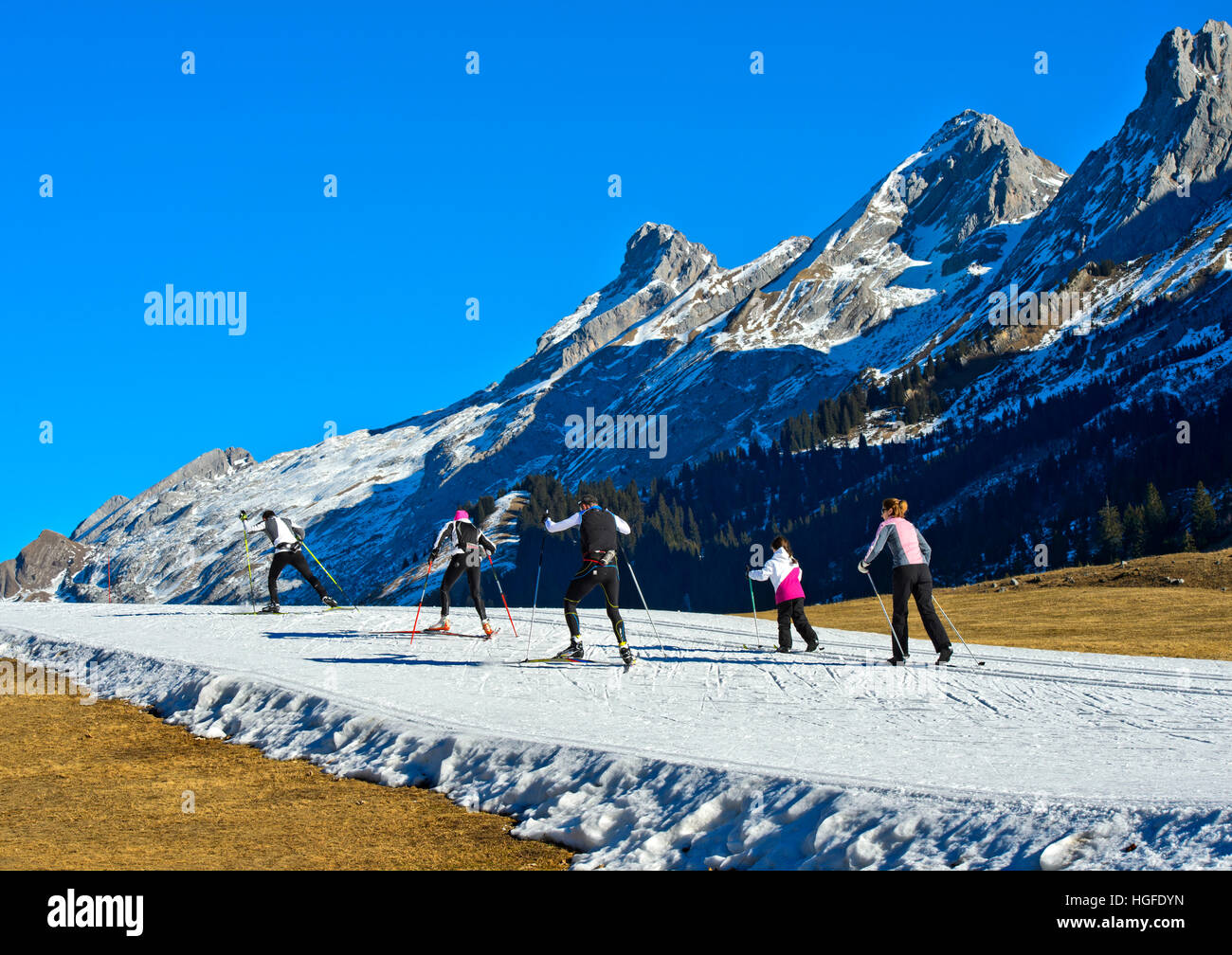 I fondisti su improvvisato piste per sci da fondo, Espace Nordique des Confins, La Clusaz, Francia Foto Stock