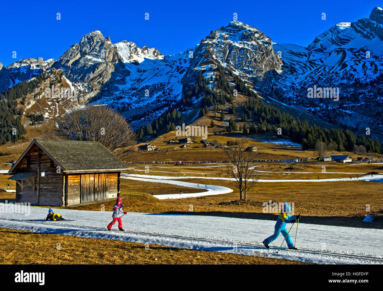 Tre bambini practicising sci di fondo, Espace Nordique des Confins a La Clusaz, Alta Savoia, Francia Foto Stock