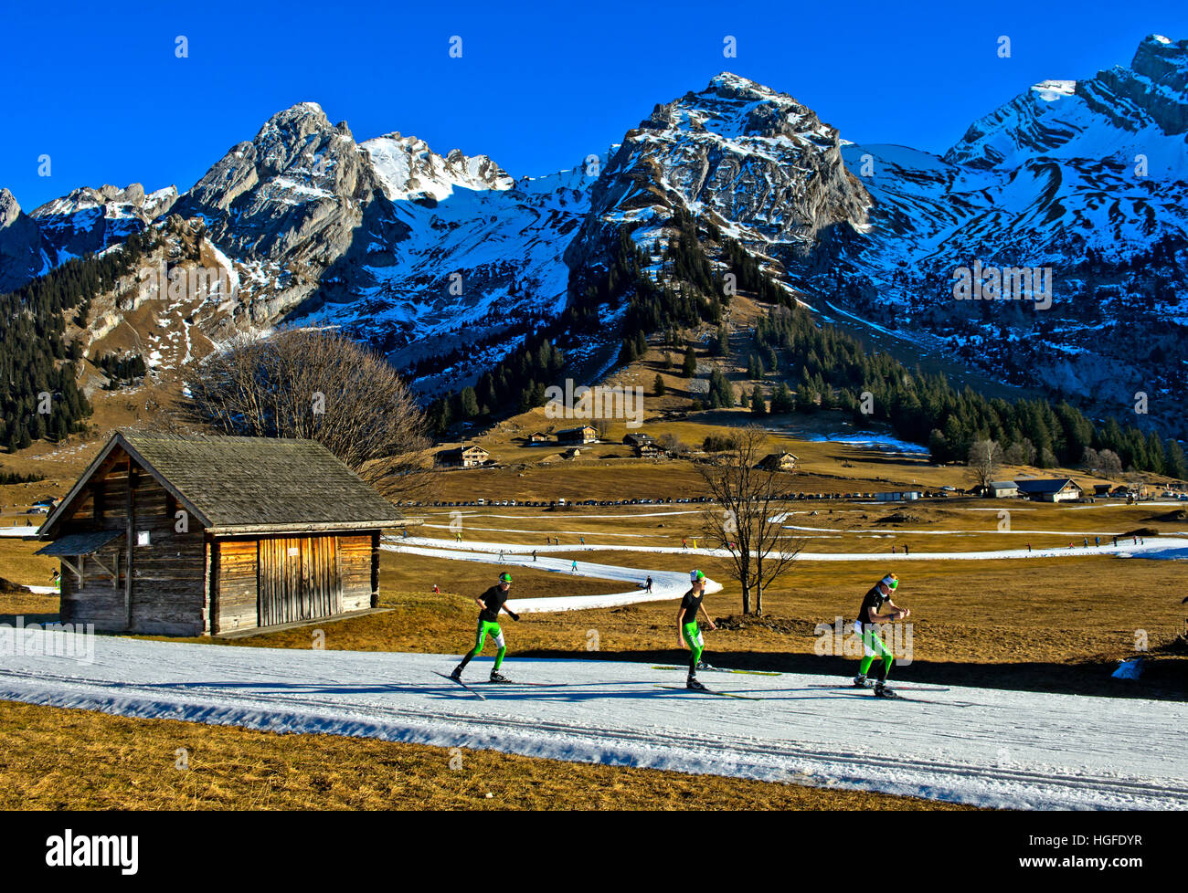 Tre i fondisti practicising tecnica skating senza poli su improvvisato piste da sci di fondo,La Clusaz,Francia Foto Stock