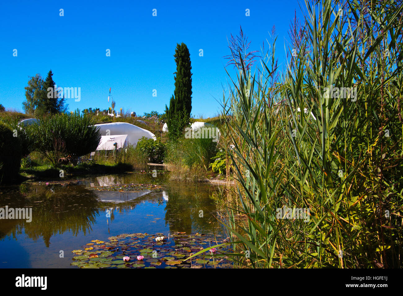 Case di terra con Teich Foto Stock