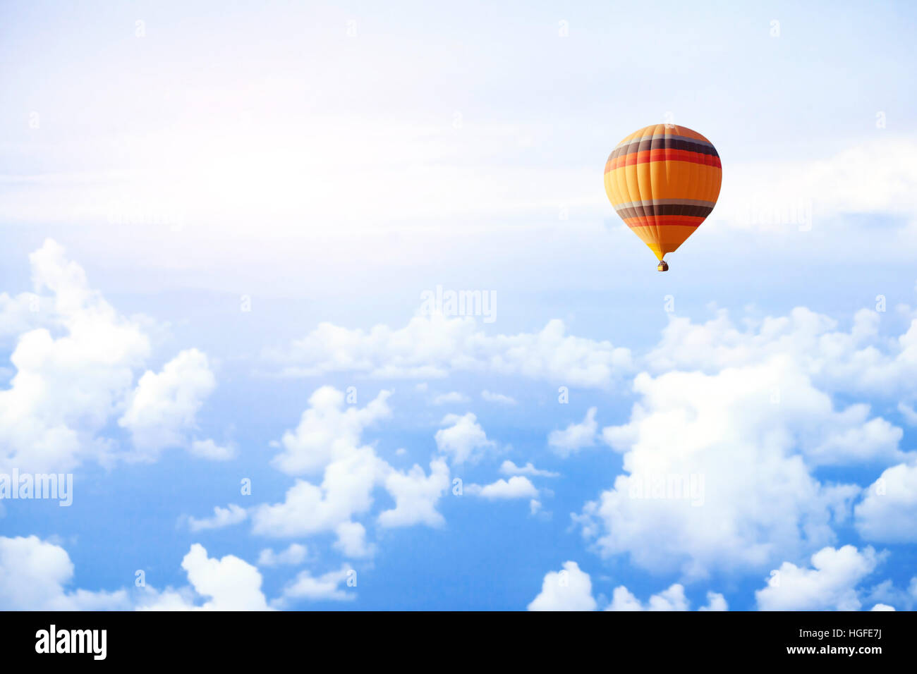 Sogno o concetto di viaggio, volare nel cielo in mongolfiera Foto Stock