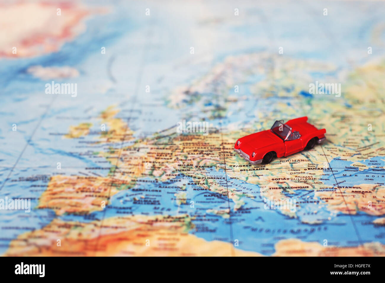 Noleggio auto concetto, noleggio veicolo giocattolo, sulla mappa Foto Stock