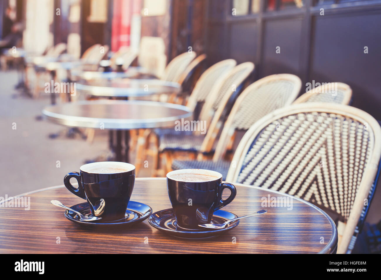 Street cafe in Europa, due tazze di caffè sulla confortevole terrazza vintage Foto Stock