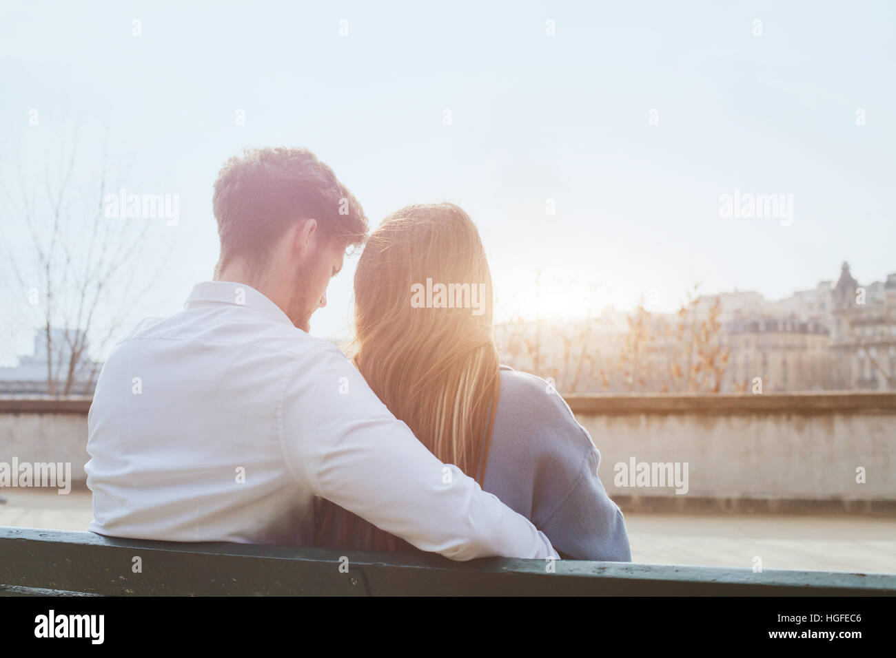 Dating o primo amore giovane coppia seduti insieme sul banco, vista dal retro Foto Stock