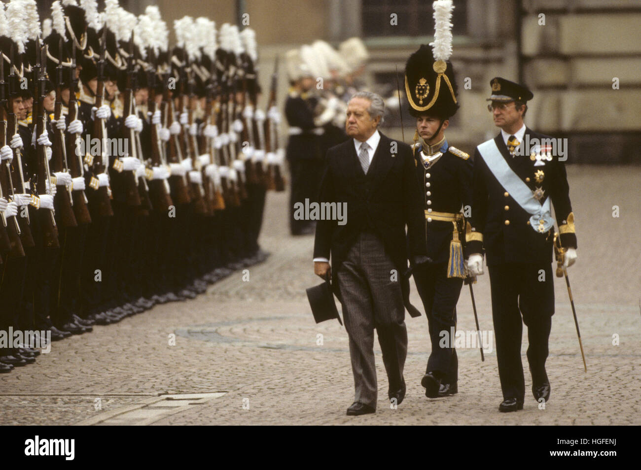 MARIO SOARES Presidente portoghese accoglie favorevolmente alla Svezia di il re svedese di ispezionare la guardia d'onore 1990 Foto Stock