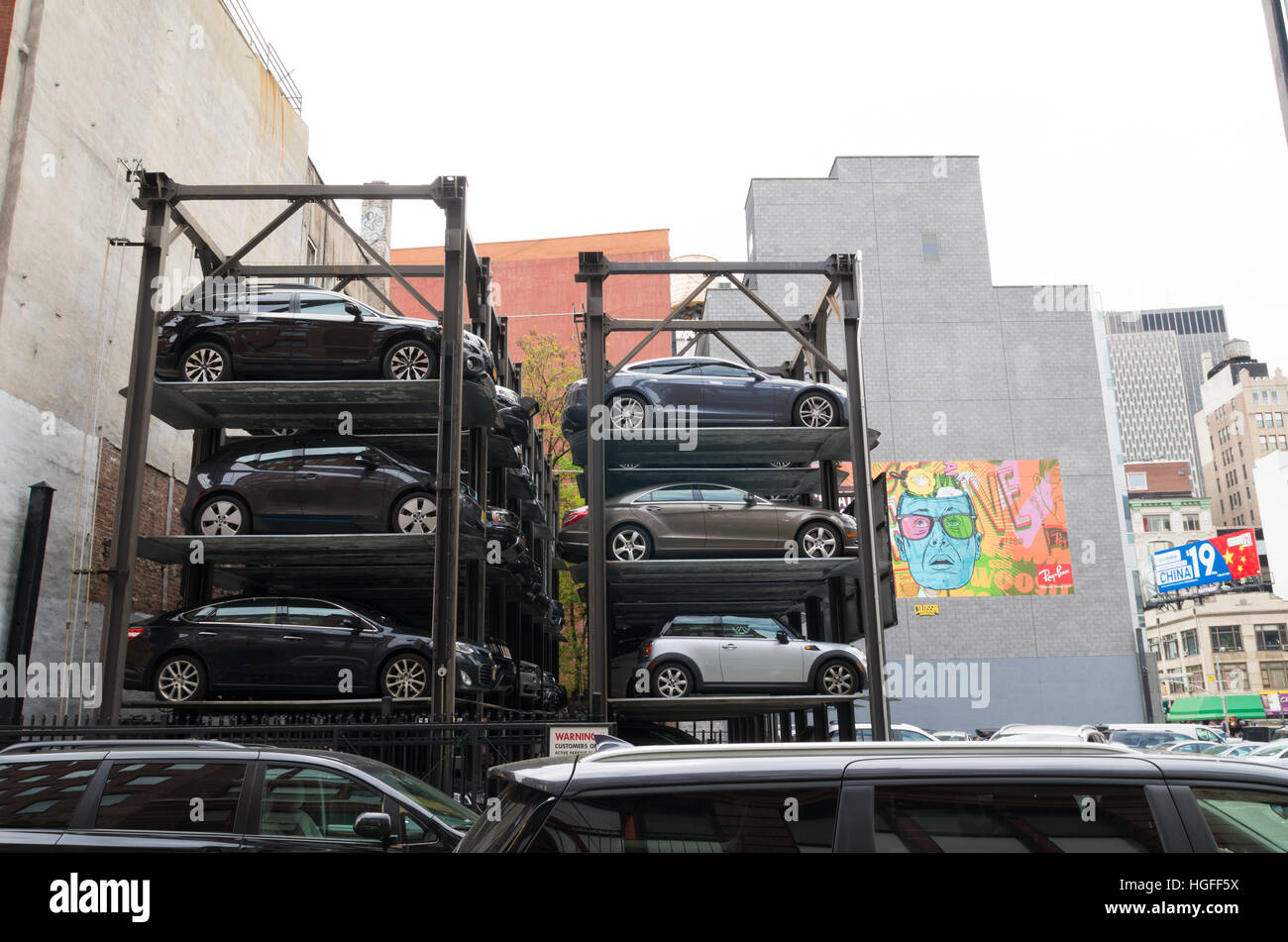 NEW YORK CITY - Aprile 29, 2016: a causa della mancanza di spazio le macchine vengono parcheggiate su elevati i posti di parcheggio in Little Italy, un quartiere di Manhattan Foto Stock