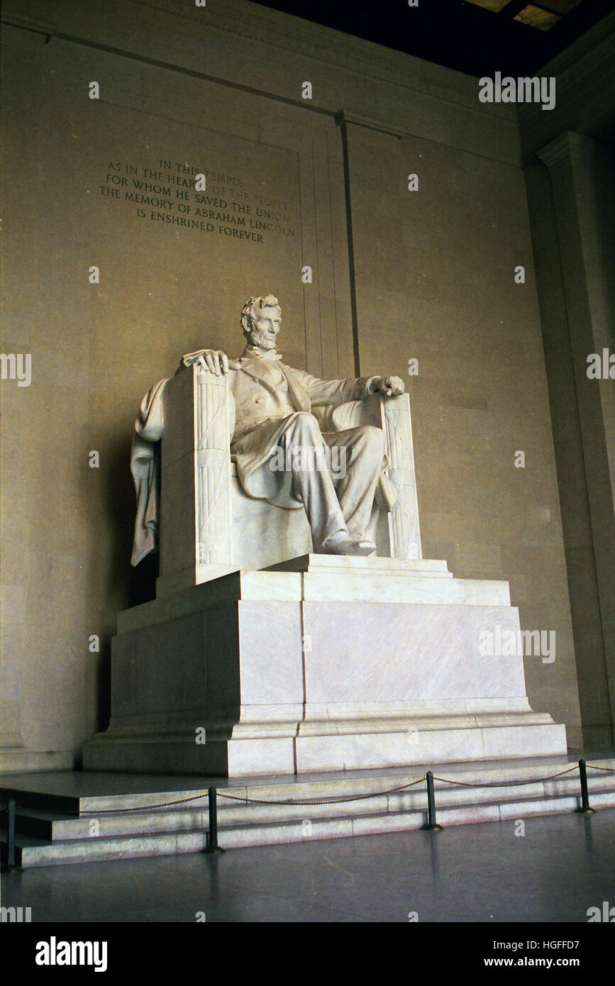 La statua di Abramo Lincoln presso il Lincoln Memorial nel National Mall di Washington DC nel dicembre del 2000. Foto Stock