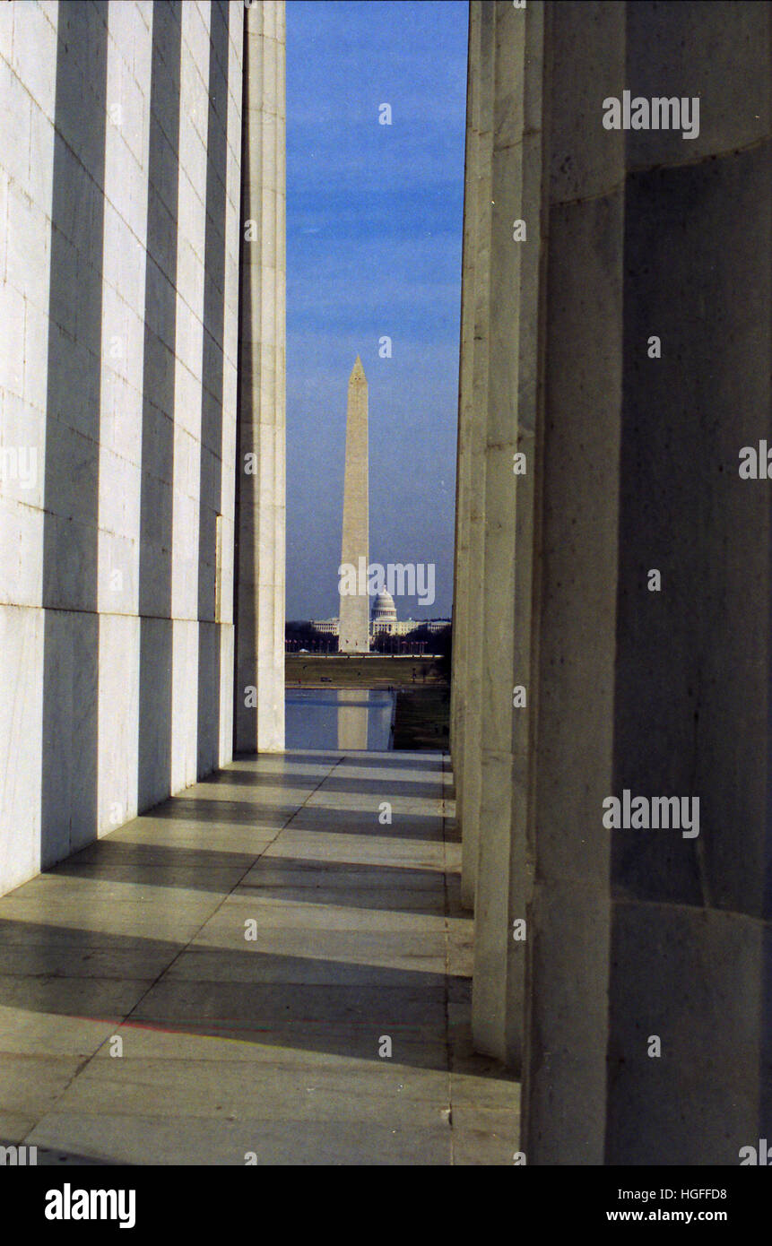 La creazione del capitale e il Monumento a Washington può essere visto attraverso le colonne presso il Lincoln Memorial a Washington DC nel dicembre del 2000. Foto Stock