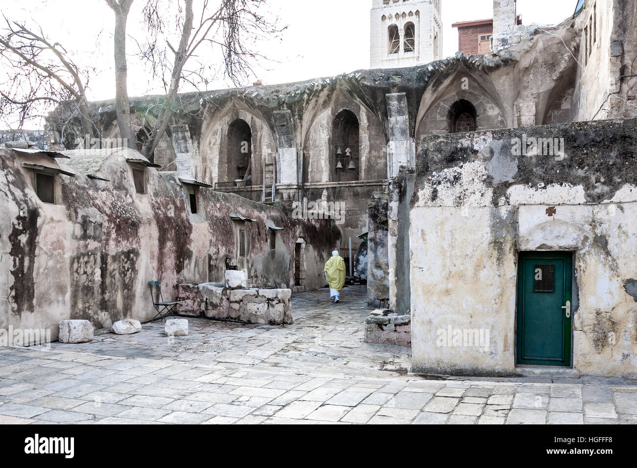 Gerusalemme, Israele - circa : ortodossa etiope di Monaco in Deir as-Sultan monastero sul tetto della chiesa del Santo Sepolcro di Gerusalemme. Foto Stock