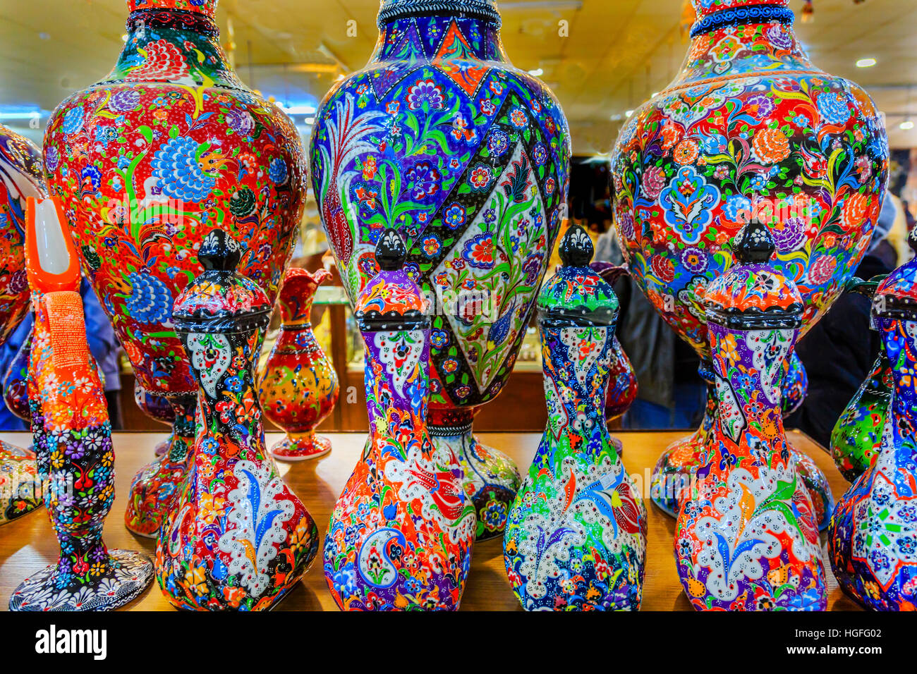 Antica arabo islamico Rosso Blu fiore di arancia progetta vasi in ceramica Madaba in Giordania Foto Stock