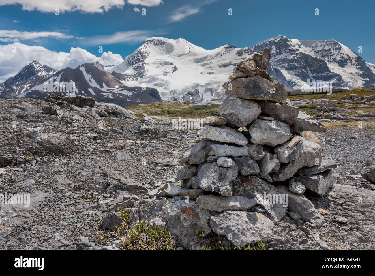 Cairn in cima Wilcox Pass con vista delle montagne innevate Foto Stock