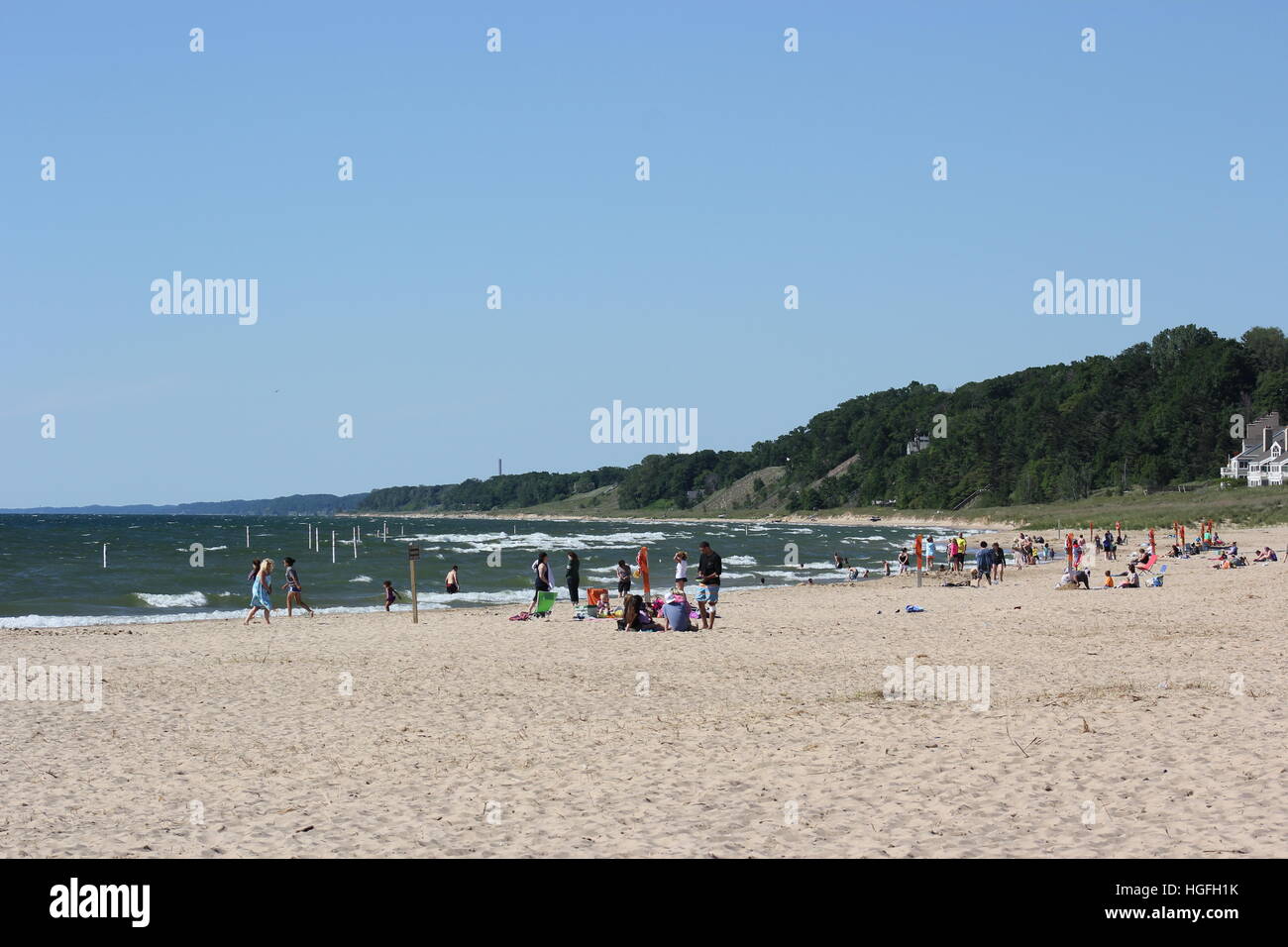 Una giornata estiva sulla spiaggia sabbiosa del lago Michigan all'Holland State Park di Ottawa Beach, Michigan, Stati Uniti. Foto Stock